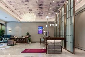 a lobby with a table and a chandelier at Mercure Xian North in Xi'an