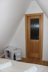 a room with a door and a microwave next to a bed at Bungalov B in Sveti Filip i Jakov