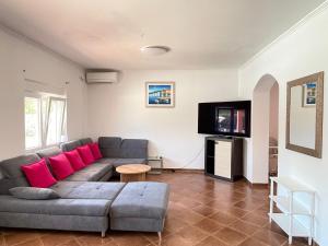 a living room with a couch and a tv at Villa Canyon Escape 12 Personen in Bilišane