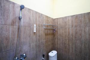 a bathroom with a shower and a toilet at RedDoorz at Gangnam Hotel near Mall Olympic Garden in Betek +36 photos