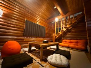 a room with a wooden cabin with a table and chairs at Maruta ひたち大宮 in Takabu