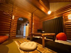 a living room with a table and a desk at Maruta ひたち大宮 in Takabu