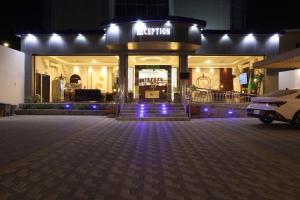 a store front at night with a car parked in front at إطلالة السيب للشقق المخدومة Itlalat Alseeb Serviced Apartments in Khafji