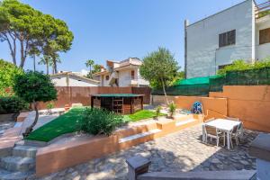 a backyard with a table and a building at Llinya 7 in El Arenal