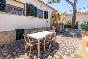 a white table and chairs in front of a house at Llinya 7 in El Arenal