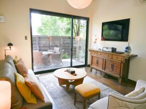 a living room with a couch and a table at エンゼルグランヴィラ由布院 in Yufu