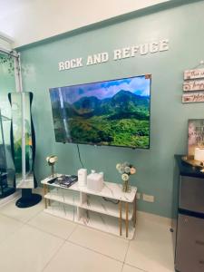 a room with a rock and refuge sign on a wall at Escapade in Tagaytay by JV in Kaybagal