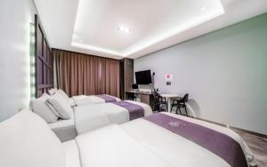 Vuode tai vuoteita majoituspaikassa Ansan Rosabell Hotel 32 kuvaa lisää