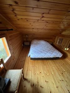 a room with a bed in a log cabin at Chalet 2 chambres à Estavar in Estavar