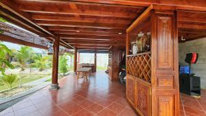 a living room with a wooden ceiling and a table at Đức Hòa homestay in Ấp Thố Mố (1)