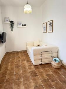 a living room with a couch and a tile floor at La casetta sul mare in Ortona