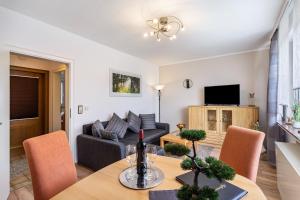 a living room with a couch and a table at Ferienwohnung Kleine Auszeit in Eslohe