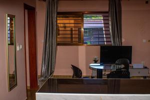 a living room with a table and chairs and a window at Mailos Accommodation in Songo