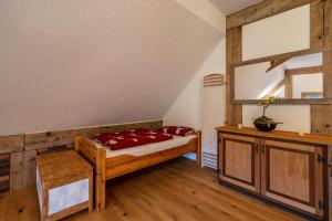 a bedroom with a bed with red pillows on it at Schwarzwald Chalet - Karlshütte in Neuweg