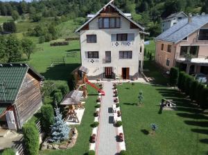 an aerial view of a house with a garden at Pensiunea Lavinia Daniel in Borşa