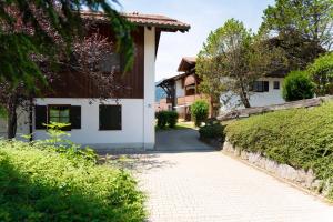 a road leading to a house with a building at Apartment BergStyle in Pfronten