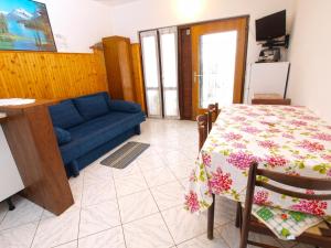 Televízia a/alebo spoločenská miestnosť v ubytovaní Apartments Evelina 1057