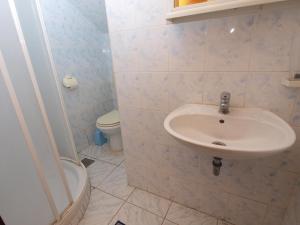 Kúpeľňa v ubytovaní Apartments Evelina 1057