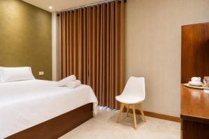 Llit o llits en una habitació de Kmee Eco Transit Hotel
