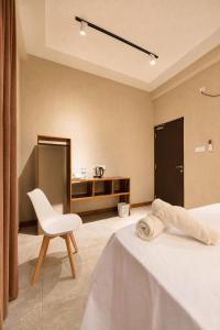 Llit o llits en una habitació de Kmee Eco Transit Hotel