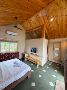 a bedroom with a bed and a wooden ceiling at Dream Habitat in Wādhiware