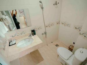 a bathroom with a sink and a toilet and a mirror at Chinh Thuỷ Hotel in Sầm Sơn +13 photos