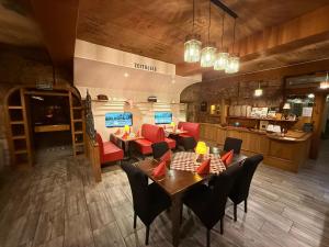 ein Restaurant mit Tischen und Stühlen und einer Küche in der Unterkunft Hotel Gerber in Hösbach
