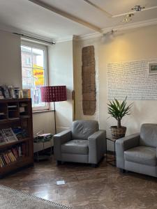 ein Wohnzimmer mit Sofa und Sessel in der Unterkunft Hotel Gerber in Hösbach