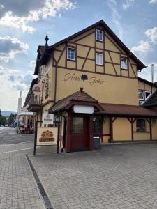 ein Gebäude mit einem Schild davor in der Unterkunft Hotel Gerber in Hösbach