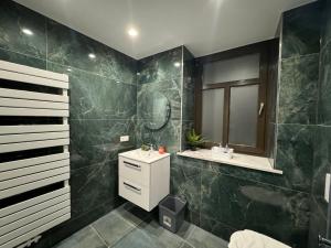 a bathroom with a sink and a mirror at Apartmenthaus Döbeln Zentrum 01 in Döbeln +24 photos