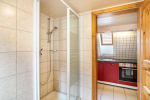 a bathroom with a shower and a sink at Ferienwohnung Blaues Haus in Ubstadt-Weiher +34 photos