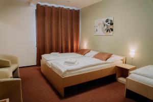a small bedroom with a bed and a window at Penzion Maděřič in Moravský Žižkov
