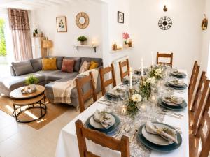a dining room with a table and a couch at Évasion Familiale à Essises - Proche des vignobles in Essises