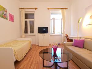 Televízia a/alebo spoločenská miestnosť v ubytovaní Apartment by the sea Rabac 1093