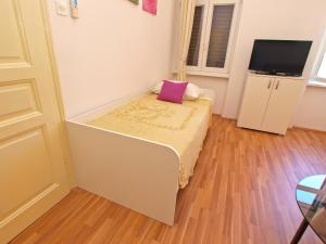 Televízia a/alebo spoločenská miestnosť v ubytovaní Apartment by the sea Rabac 1093