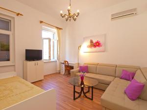 Televízia a/alebo spoločenská miestnosť v ubytovaní Apartment by the sea Rabac 1093