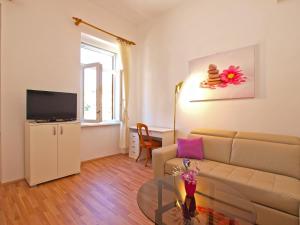 Televízia a/alebo spoločenská miestnosť v ubytovaní Apartment by the sea Rabac 1093