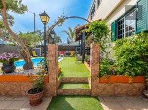 a backyard with a swimming pool and a garden with stairs at Hostel Casa Lucas in Charneca