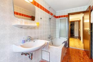 a bathroom with a sink and a bath tub at fewo-loh4-sinsheim in Sinsheim +24 photos