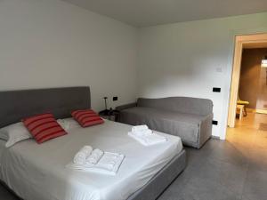 a bedroom with two beds and a couch at Villa Lavinia a Colico in Colico