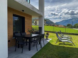 a table and chairs on a patio with a view at Villa Lavinia a Colico in Colico