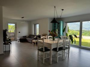 a living room with a white table and chairs at Villa Lavinia a Colico in Colico