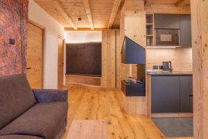 a living room with a couch and a table at Lüch dl Chessl - Kesslhof in San Martino in Badia
