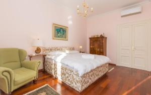Luxury Seafront Apartment Banje tesisinde bir odada yatak veya yataklar