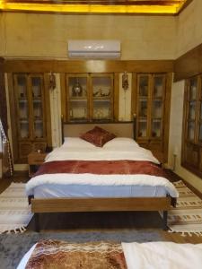 a bedroom with a large bed in a room at Hurşit Bey Konağı in Gaziantep