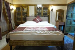 a bedroom with a large bed in a room at Hurşit Bey Konağı in Gaziantep