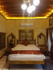 a bedroom with a large bed in a room at Hurşit Bey Konağı in Gaziantep