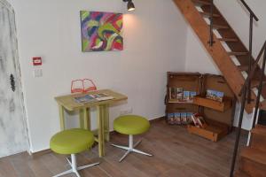 stół i 2 krzesła w pokoju ze schodami w obiekcie Lovin Book Guesthouse w mieście Óbidos