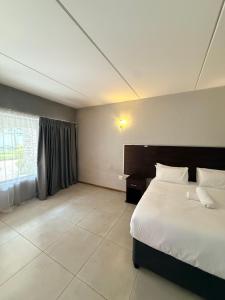 Llit o llits en una habitació de The Eden Hotel Germiston