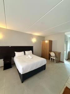 Llit o llits en una habitació de The Eden Hotel Germiston 4 fotos més